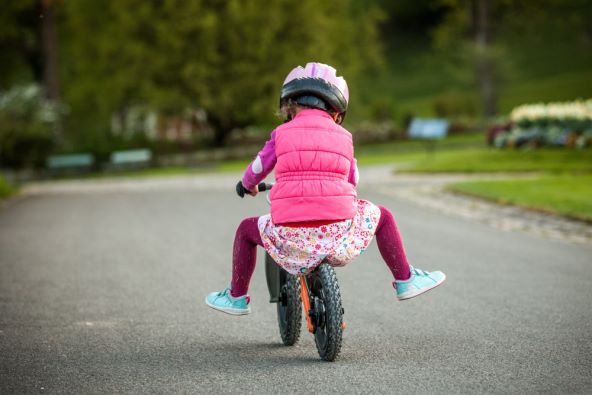 5-koraka-kako-svog-klinca-nauciti-da-vozi-bicikl-na-dva-kotaca-razvoj-motorike-kvalitetno-provedeno-vrijeme-s-djecom-foto