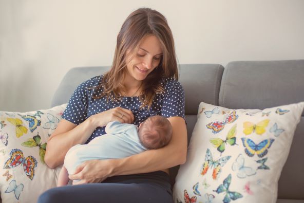 spavanje-novorodenceta-dojenje-prvi-tjedan-zivota-s-bebom-nemojte-niti-sanjati-o-uspostavljanju-dnevne-rutine-postpartum-foto
