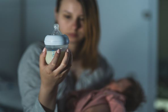 kako-znati-da-je-beba-sita-hranjenje-na-bocicu-kako-izbjeci-prejedanje-i-uspostaviti-bliskost-s-bebom-koliko-obroka-bocicom