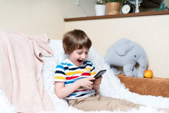mama-mama-mogu-na-tvoj-mobitel-kada-je-vrijeme-da-dijete-dobije-svoj-prvi-mobitel