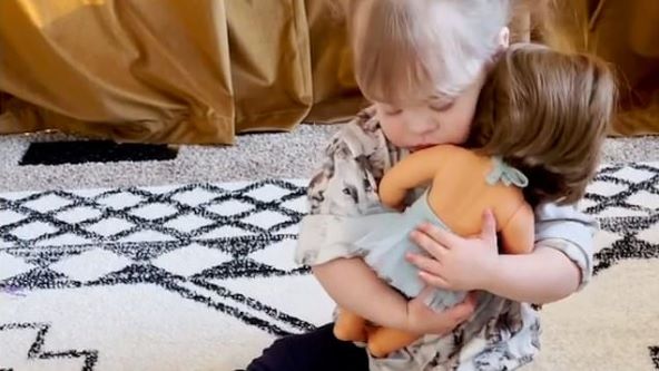 djeca-s-teskocama-u-razvoju-kceri-s-downovim-sindromom-poklonila-lutkicu-koja-izgleda-kao-ona-video