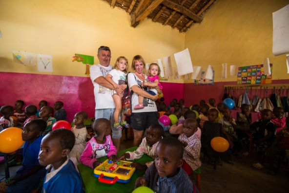 mama-koja-se-zaljubila-u-africke-malisane-krstila-sam-djecu-u-africi-jer-zelim-da-od-malih-nogu-upoznaju-druge-kulture