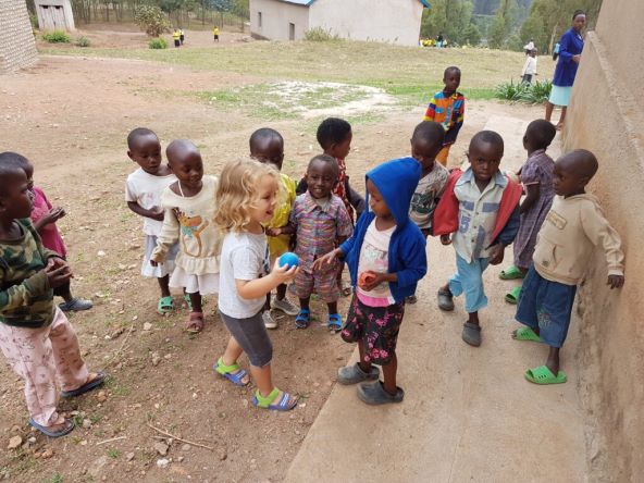 mama-koja-se-zaljubila-u-africke-malisane-krstila-sam-djecu-u-africi-jer-zelim-da-od-malih-nogu-upoznaju-druge-kulture