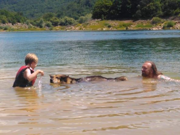 Kupanac s tatom i kućnim ljubimcem baš je super.