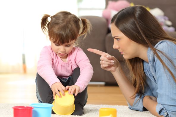 Kako prepoznati da djecu odgajaju emocionalno nezreli roditelji