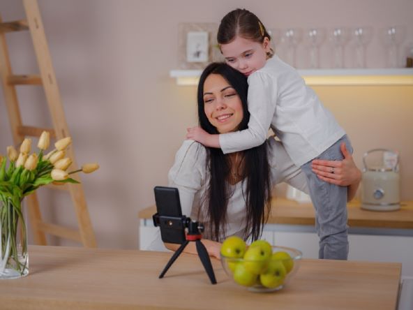 Istraživanje otkriva kako gledanje mama influencerica šteti majkama
