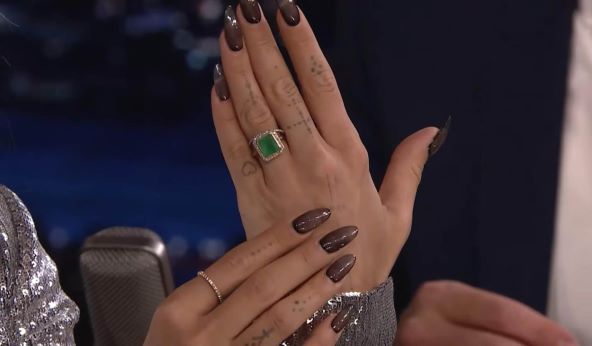 Rita Ora pokazala zaručnički prsten sa smaragdom