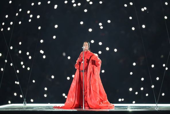 Rihanna nastup Super Bowl oduševila izgledom