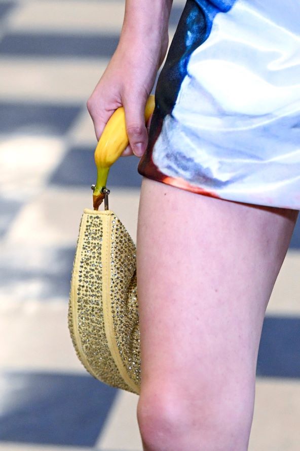 Torbica s banana ručkom trend Puppets and Puppets tjedan mode New York 2023