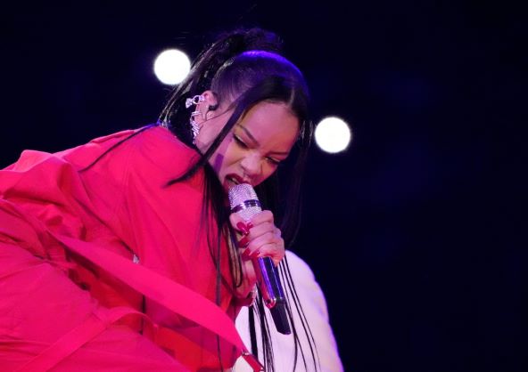 Rihanna je na Super Bowlu nosila dijamante vrijedne oko 3 milijuna eura