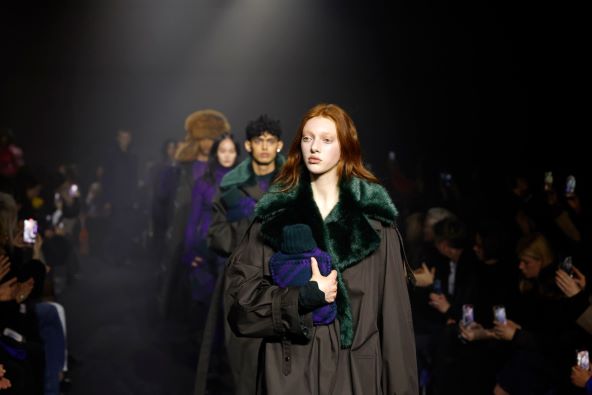 Burberry modna revija Danile Lee debi