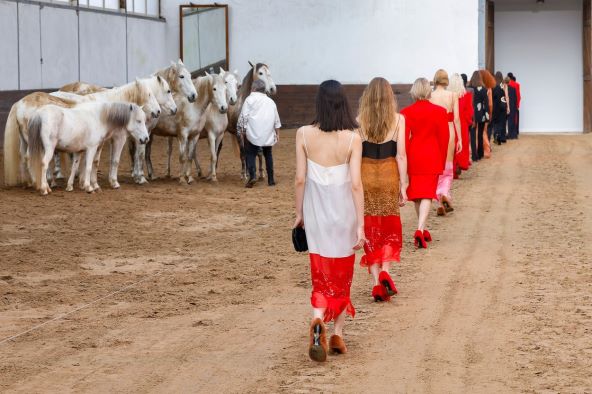 Stella McCartney modna revija i konji 