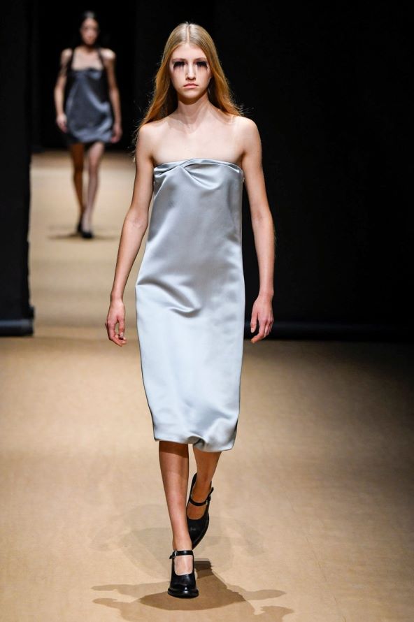 Trend metalik srebrna moda proljeće 2023