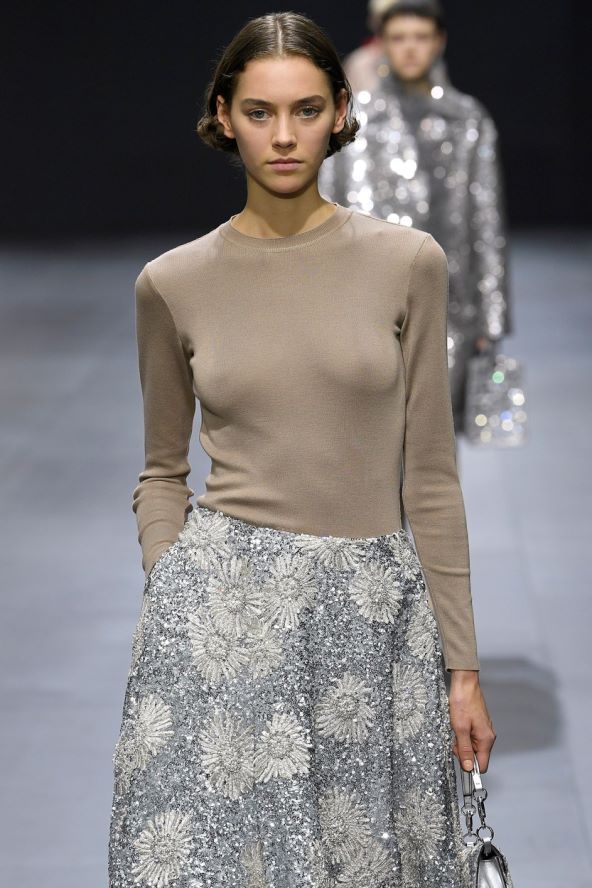 Trend metalik srebrna moda proljeće 2023