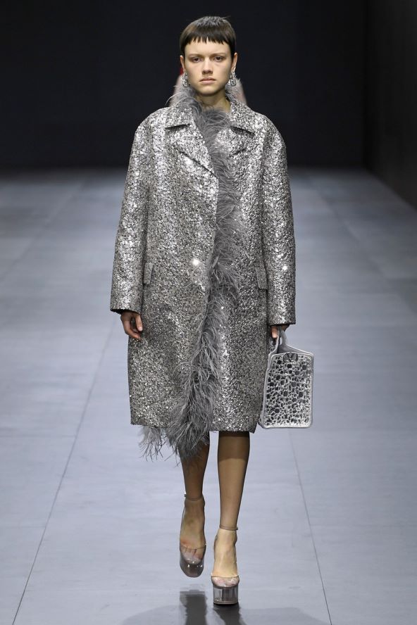 Trend metalik srebrna moda proljeće 2023