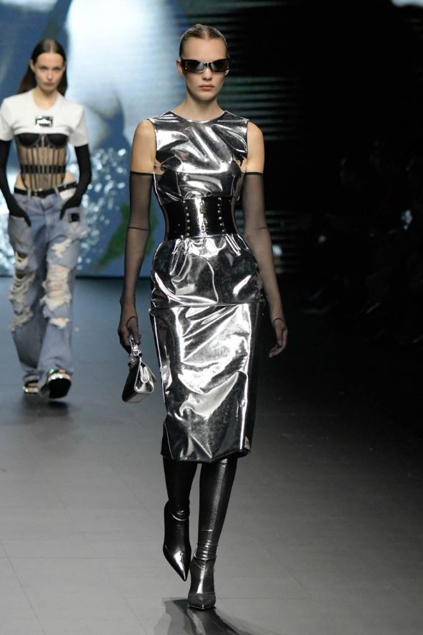 Trend metalik srebrna moda proljeće 2023