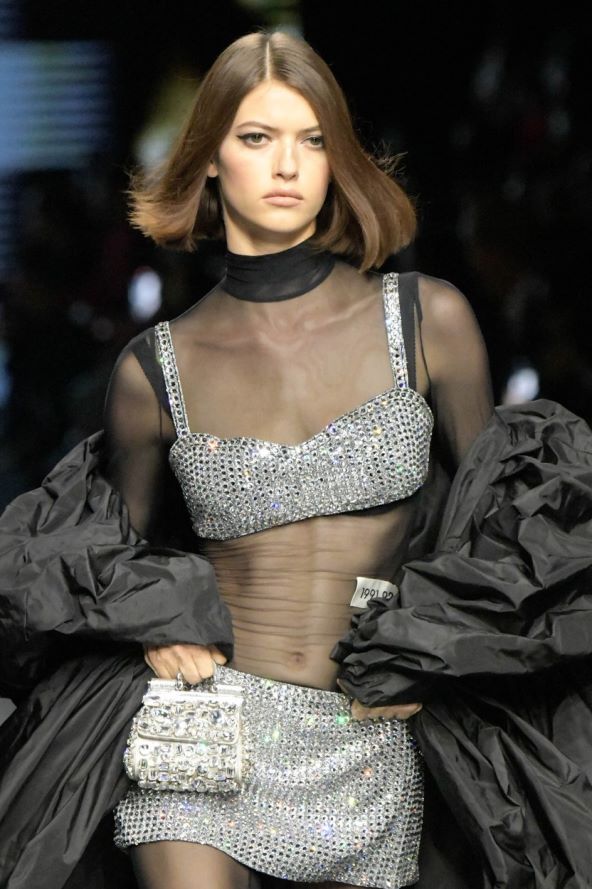 Trend metalik srebrna moda proljeće 2023