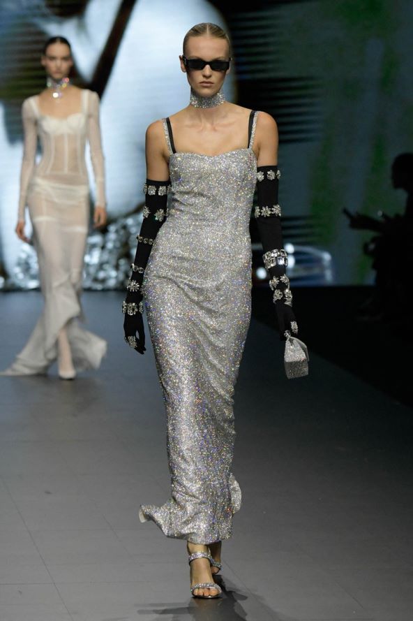 Trend metalik srebrna moda proljeće 2023