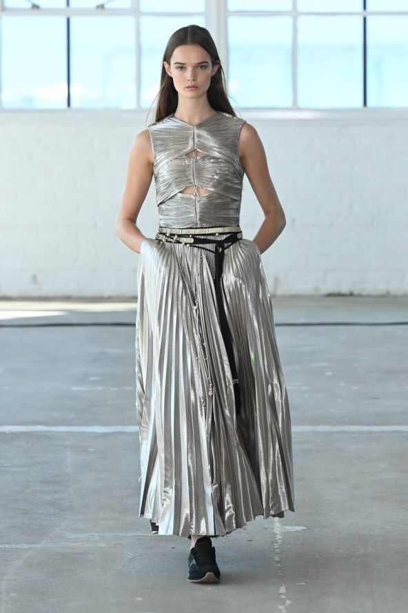 Trend metalik srebrna moda proljeće 2023