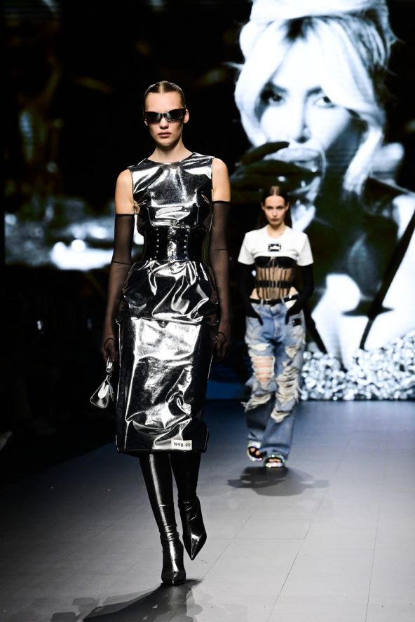Trend metalik srebrna moda proljeće 2023