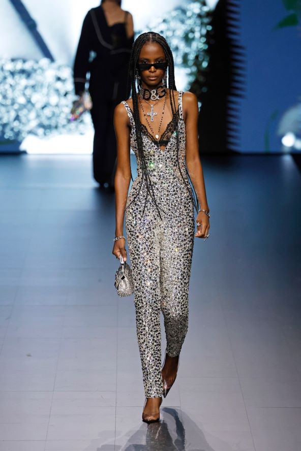 Trend metalik srebrna moda proljeće 2023