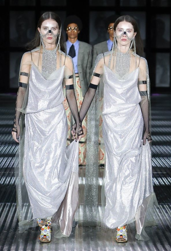 Trend metalik srebrna moda proljeće 2023