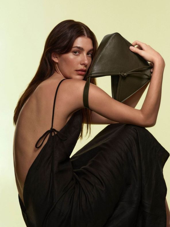 Kultni održivi brend Reformation torbice kampanja Camila Morrone