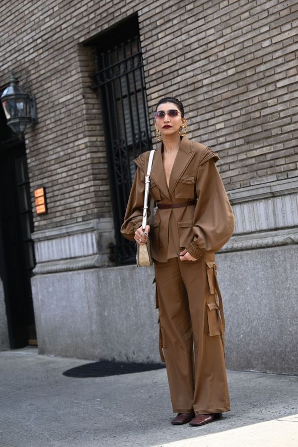 Cargo hlače trend moda 2023 kako nositi