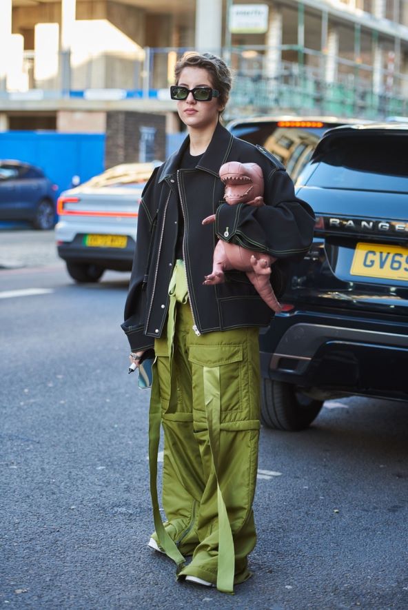 Cargo hlače trend moda 2023 kako nositi