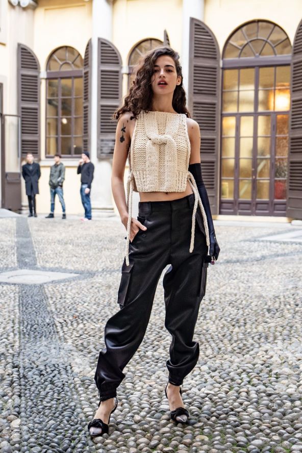 Cargo hlače trend moda 2023 kako nositi