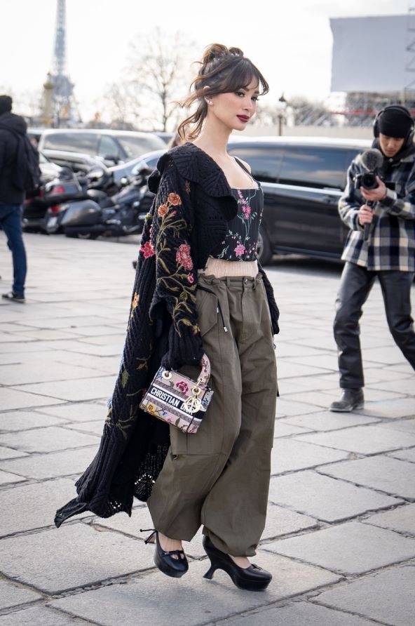 Cargo hlače trend moda 2023 kako nositi