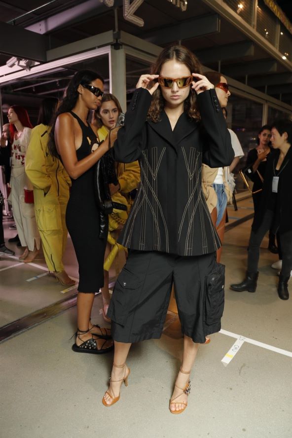 Cargo hlače trend moda 2023 kako nositi