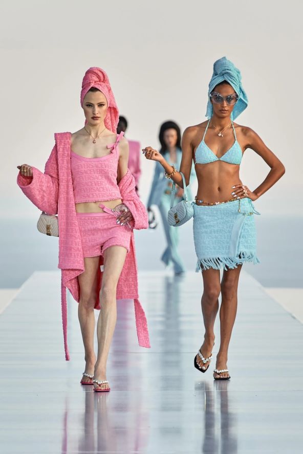 Dua Lipa i Versace modna kolekcija revija u Cannesu