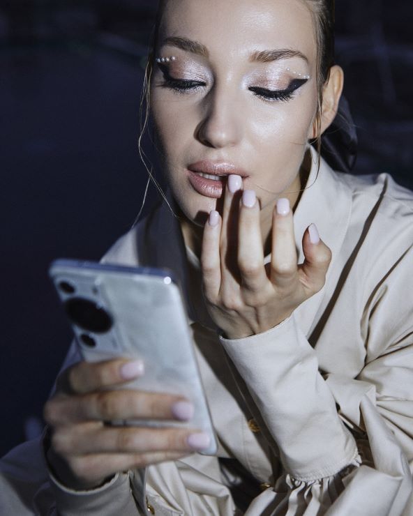 Ikona stila Marija Antoaneta u suvremenom izdanju pametni telefon Huawei
