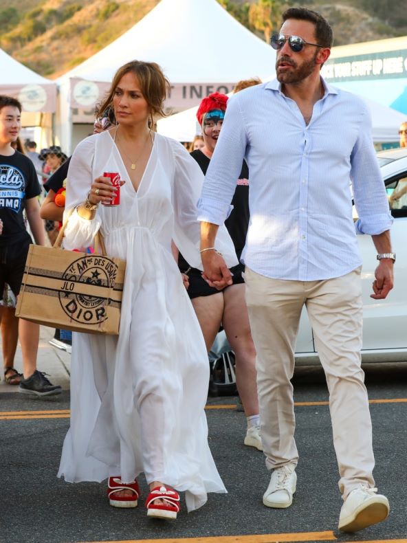 Jennifer Lopez pokazala kako nositi ljetni trend maksi bijelu haljinu