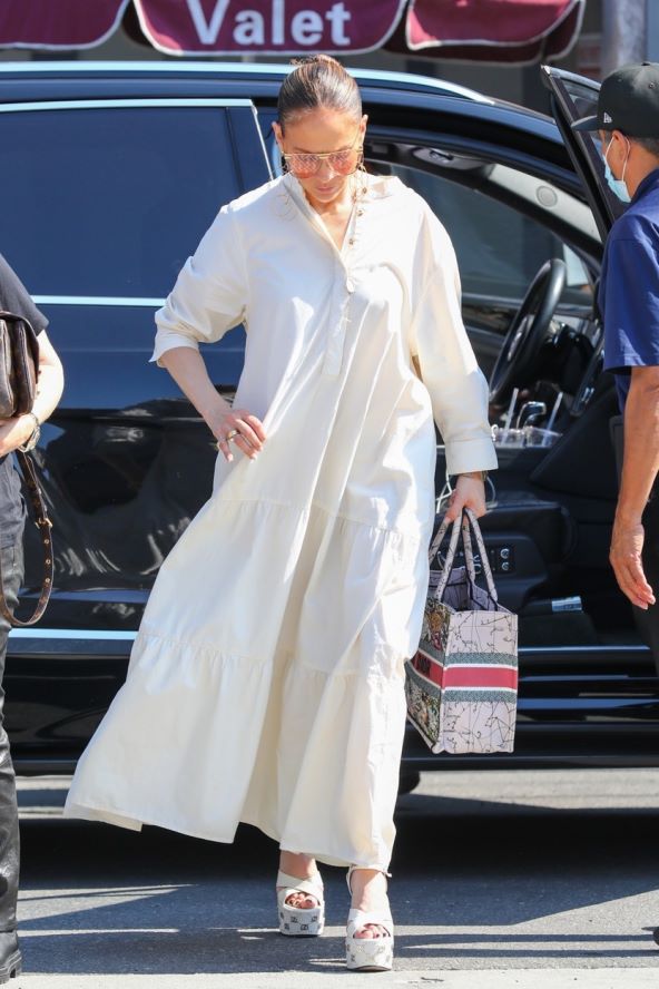 Jennifer Lopez pokazala kako nositi ljetni trend maksi bijelu haljinu