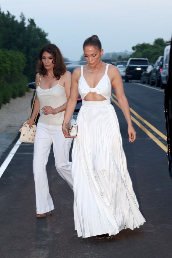Kako nositi bijelu haljinu znaju Jennifer Lopez i Hailey Bieber