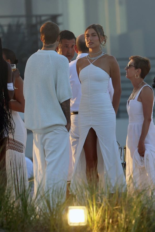 Kako nositi bijelu haljinu znaju Jennifer Lopez i Hailey Bieber