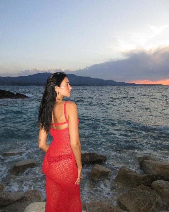 Emily Ratajkowski i Dua Lipa nose crvene haljine trend boja jesen 2023