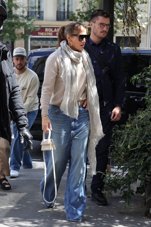 Jennifer Lopez nosi casual stil i džemper s porukom