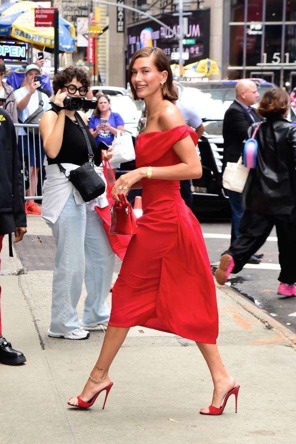 Hailey Bieber crvene haljine i strawberry girl trend