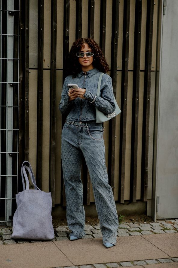 40 street style inspiracija kako nositi traper jesen 2023