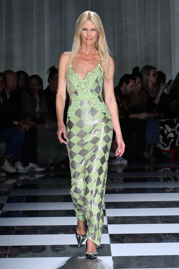 Versace reviju nosili supermodeli Claudia Schiffer, Gigi Hadid, Kendall Jenenr