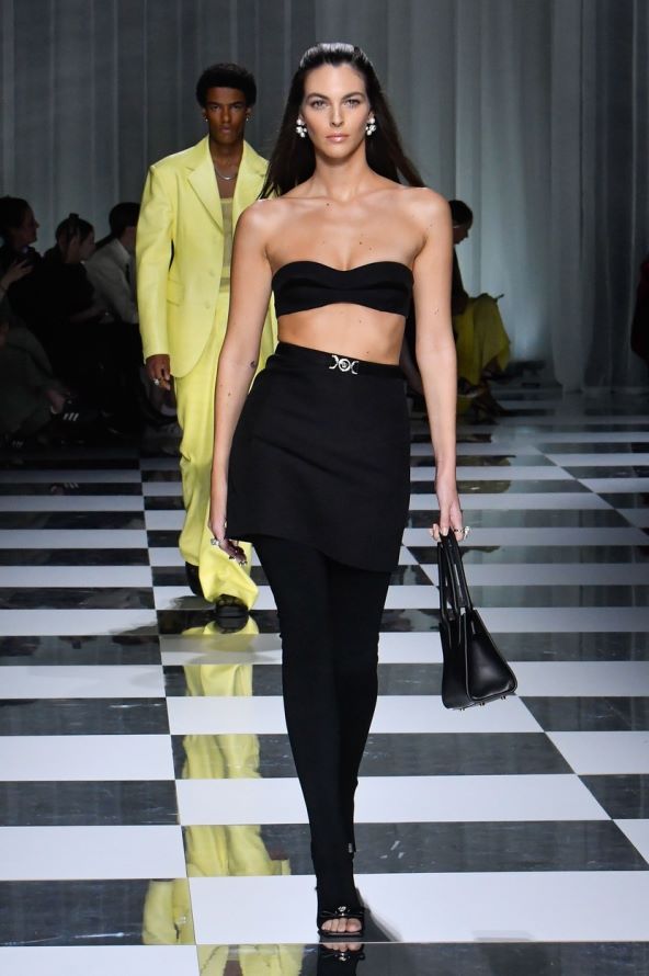 Versace reviju nosili supermodeli Claudia Schiffer, Gigi Hadid, Kendall Jenenr