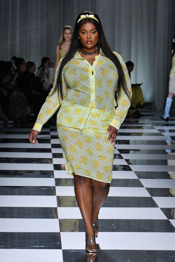 Versace reviju nosili supermodeli Claudia Schiffer, Gigi Hadid, Kendall Jenenr
