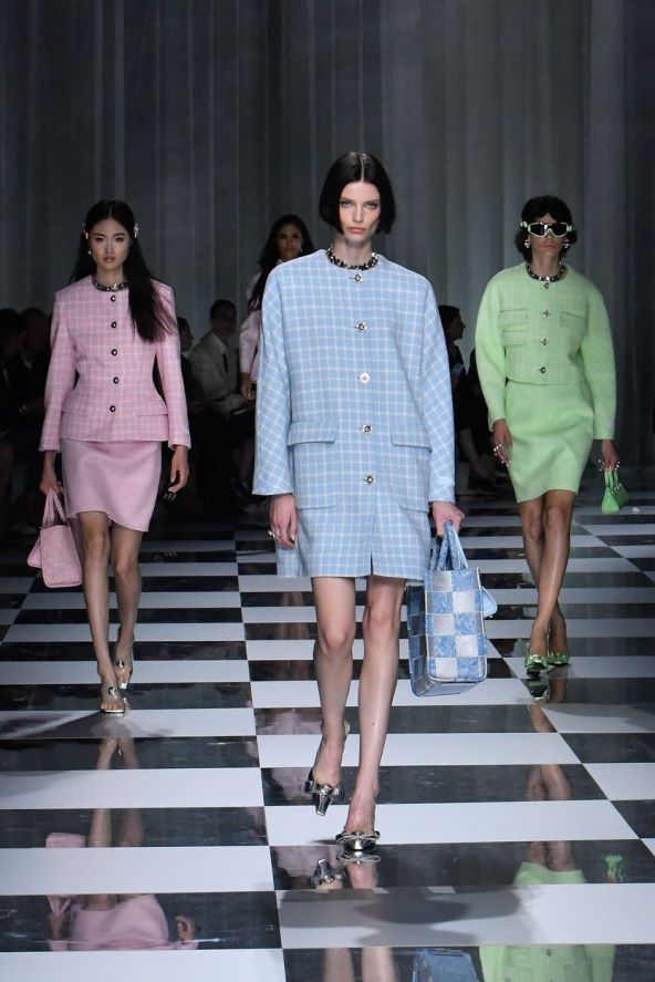 Versace reviju nosili supermodeli Claudia Schiffer, Gigi Hadid, Kendall Jenenr