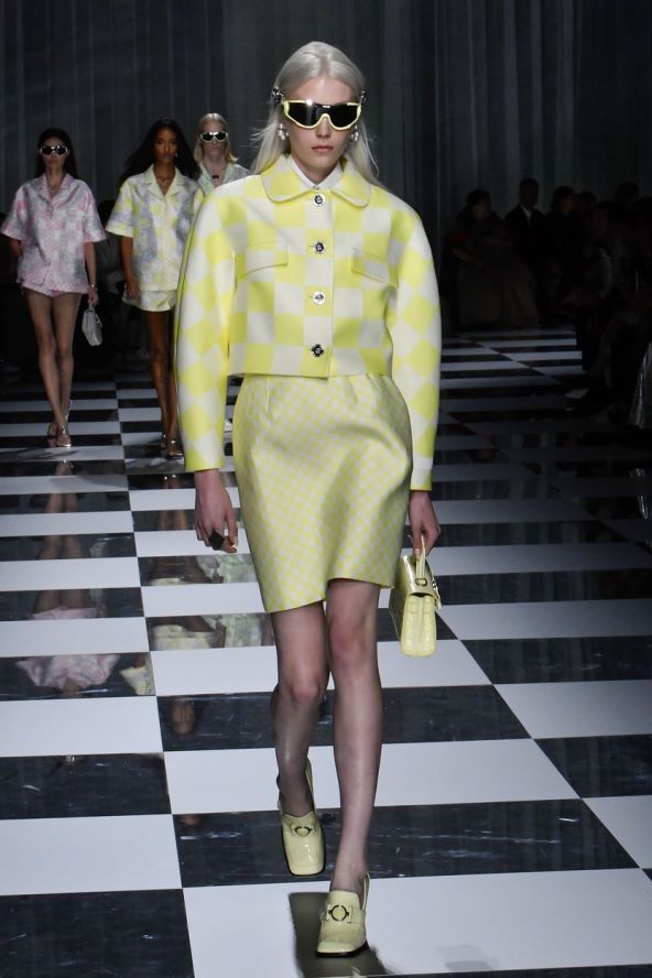 Versace reviju nosili supermodeli Claudia Schiffer, Gigi Hadid, Kendall Jenenr