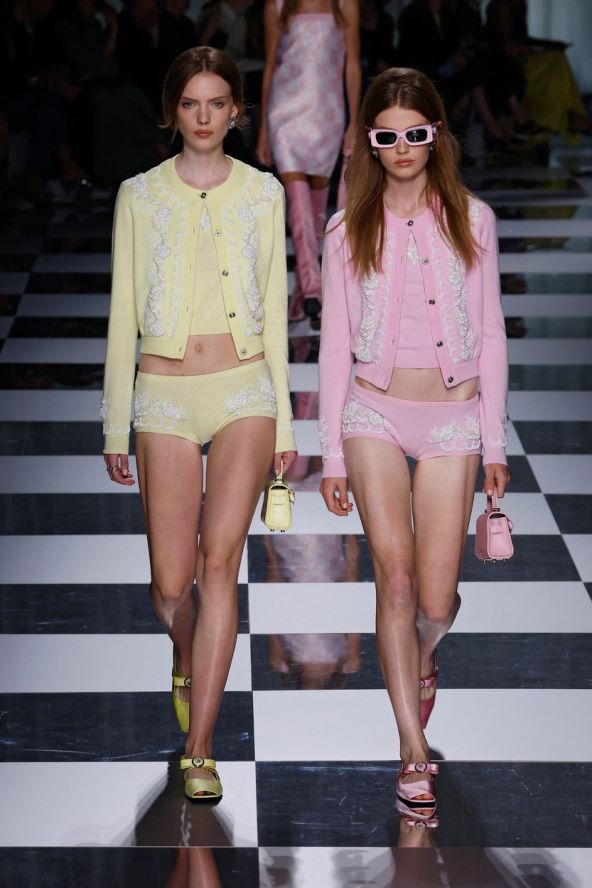 Versace reviju nosili supermodeli Claudia Schiffer, Gigi Hadid, Kendall Jenenr