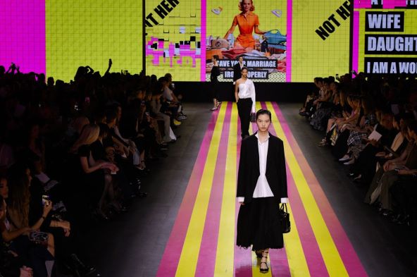 CHRISTIAN DIOR NA TJEDNU MODE U PARIZU: Maria Grazia Chiuri još glasnije ukazuje na vezu mode, umjetnosti i prava žena