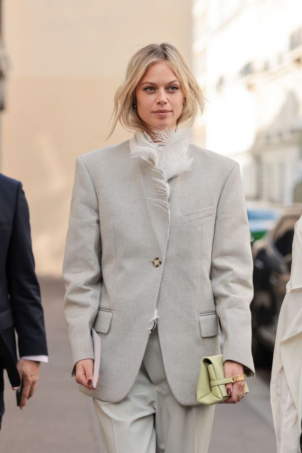 Street style ideje kako nositi blejzere i jakne jesen 2023